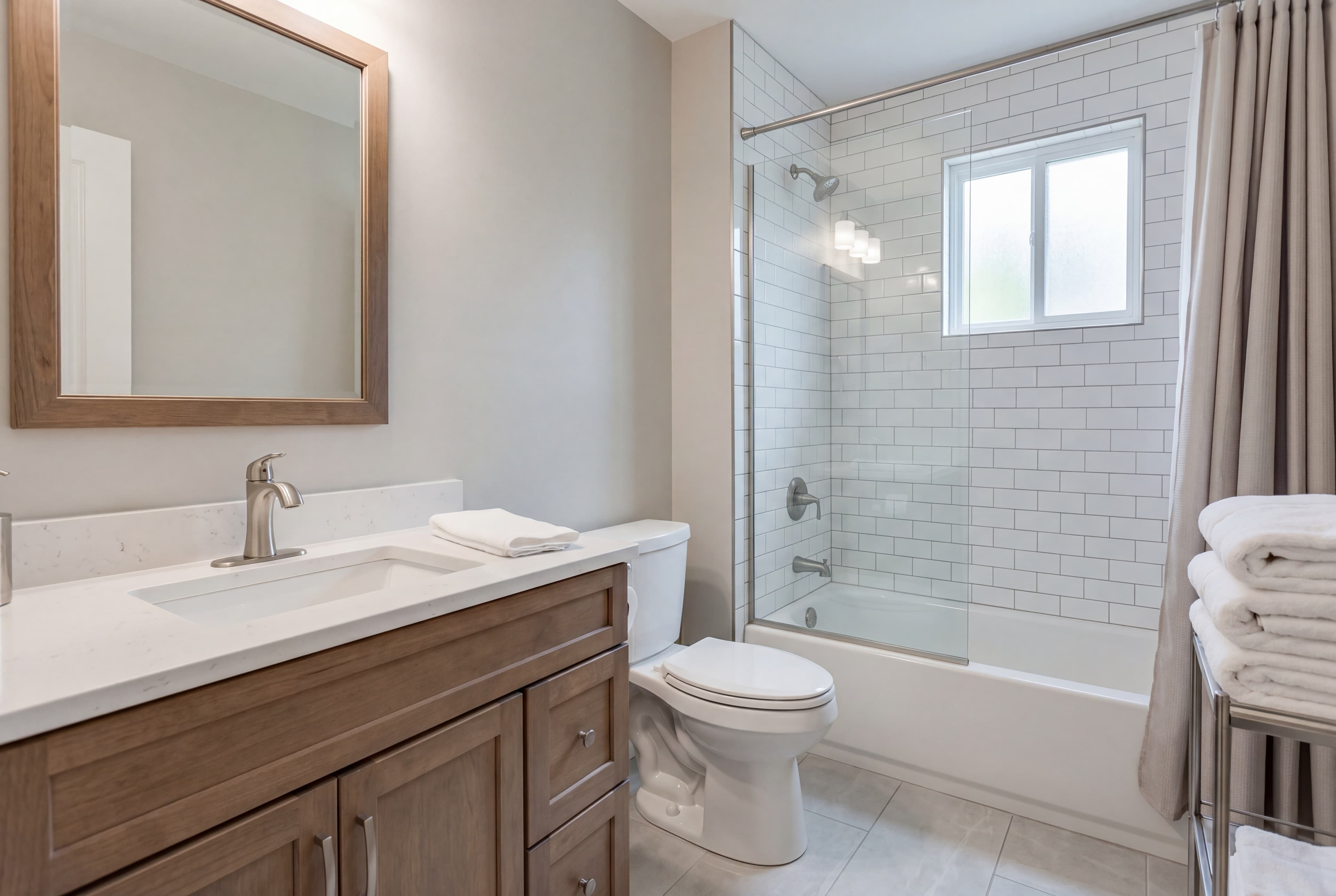 DreamEdit location card preview with a bathroom photo
